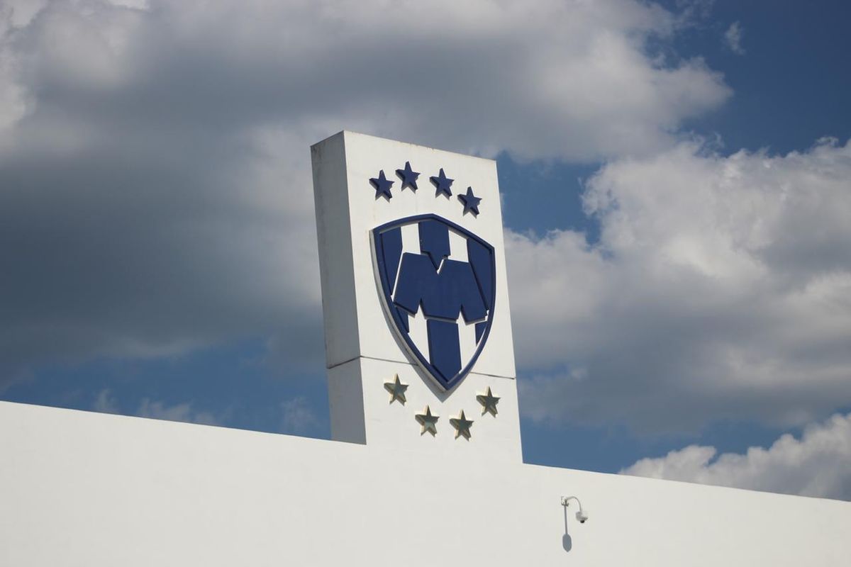 rayados, monterrey, la pandilla. cuarta estrella, colocada, en el escudo en el Barrial,