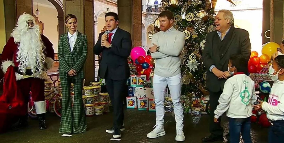 Saúl Álvarez, Palacio de Gobierno, Samuel García, donativos, juguetes