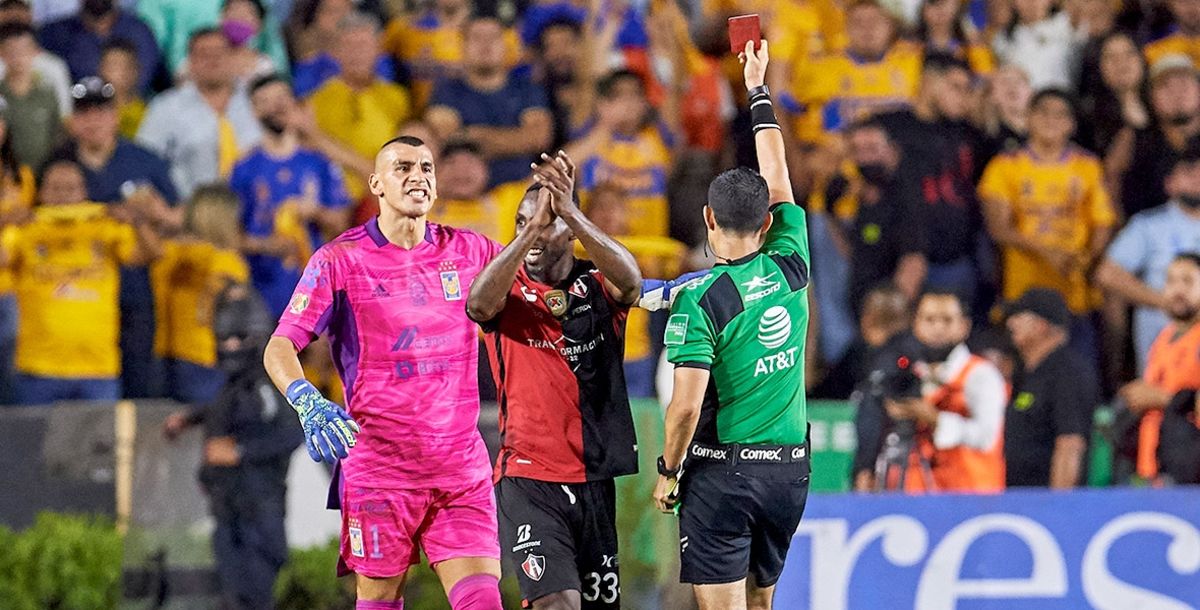 Tigres, Nahuel Guzmán, Atlas, expulsión, César Ramos, balón, banca del Atlas, Gustavo Witte