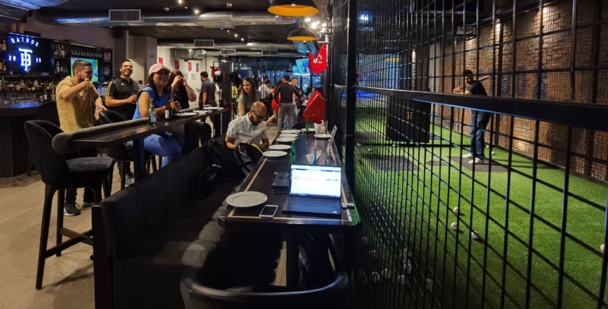 Batbox, Monterrey, que hacer, entretenimiento, beisbol, simulador, Strikezon