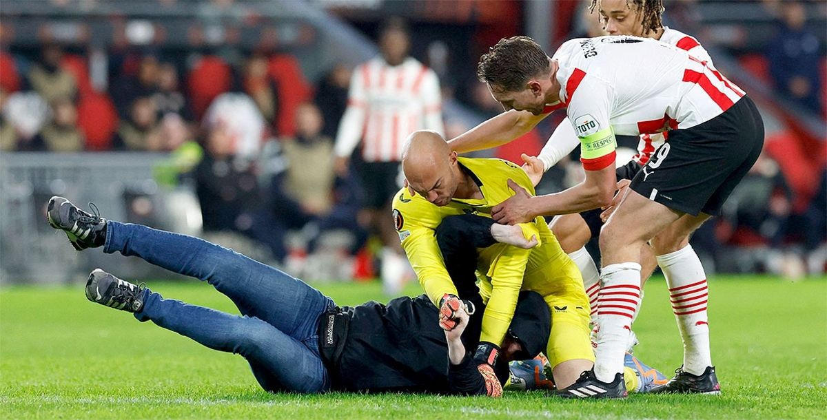 Europa League, Marko Dmitrovic, PSV Eindhoven, Sevilla, aficionado, agresión, Philips Stadion