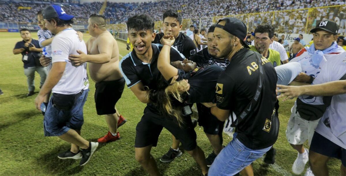 Futbol, El Salvador, Estadio Cuscatlán, Alianza, FAS, Nayib Bukele, entradas, boletos, sobreventa
