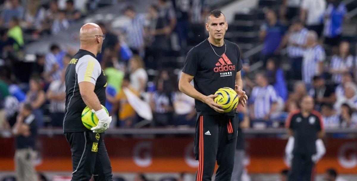 Rayados, Monterrey, Tigres, Nahuel Guzmán, Estadio BBVA, láser, Clásico Regio