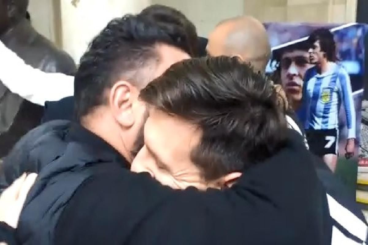 Turco Mohamed Messi abrazo Guzmán