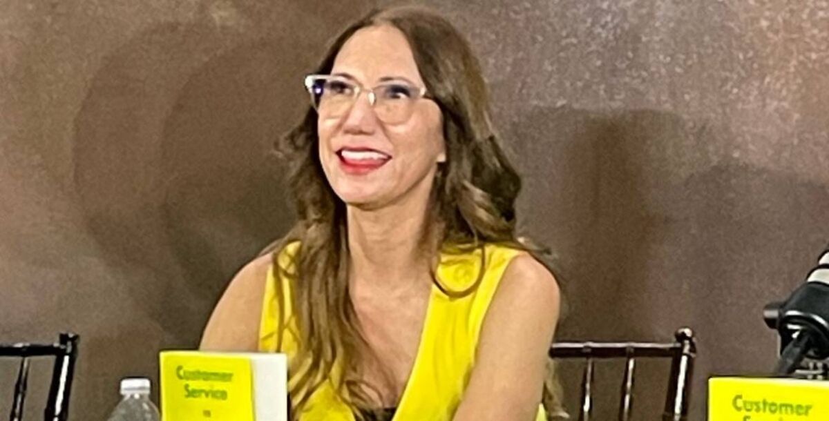 Yami Almaguer, escritora, comunicación efectiva, manual de buenas prácticas, atención a clientes