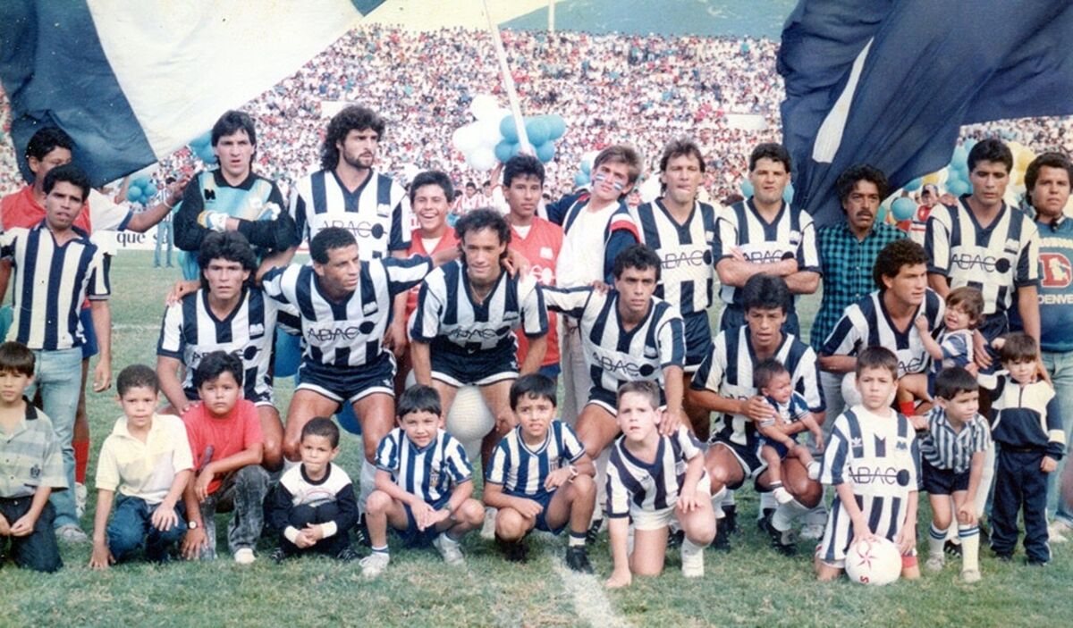 Club de Futbol Monterrey, himno, Luis Aguilé, 36 años, Estadio Tecnológico, Estadio BBVA, Emilio Valle, Coro de Monterrey, José Antonio Farías