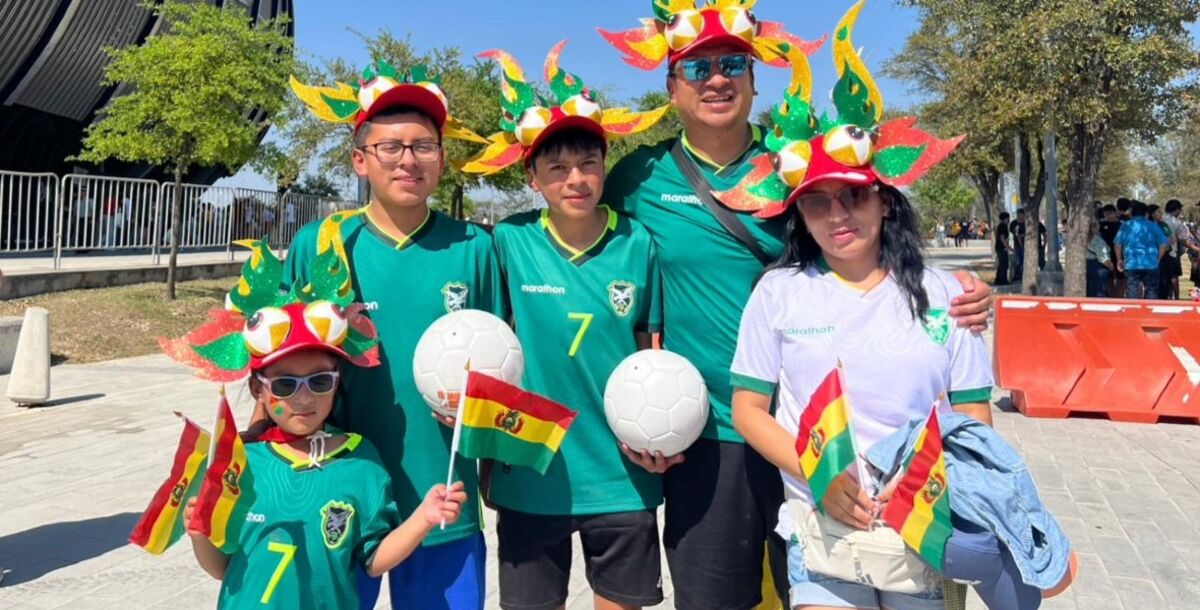 Bolivia, Surinam, Repechaje Intercontinental, Mundial 2026, Estadio Monterrey, aficionados, color, ambiente
