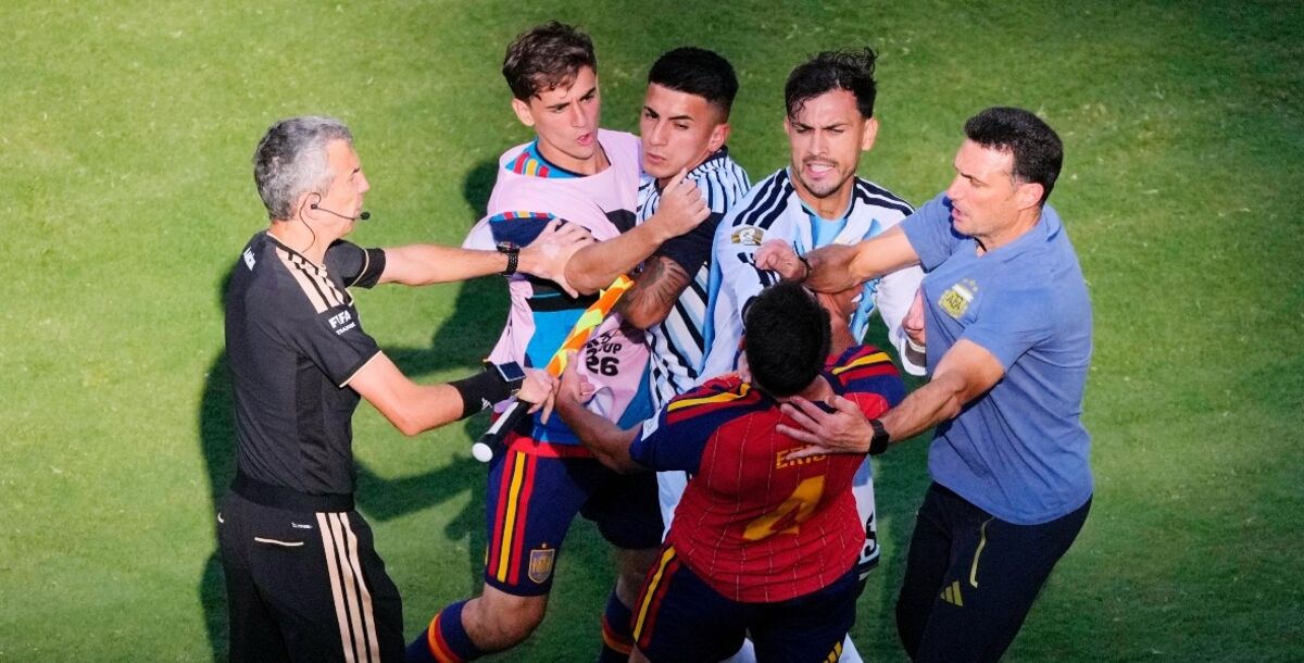Comisión Disciplinaria de la FIFA, procedimiento contra Leandro Paredes por tres cargos, investigación a Nahuel Molina por agresión consumada e intento, expediente al auxiliar Roberto Ayala, conductas antideportivas en la Final ante España, informe del procurador