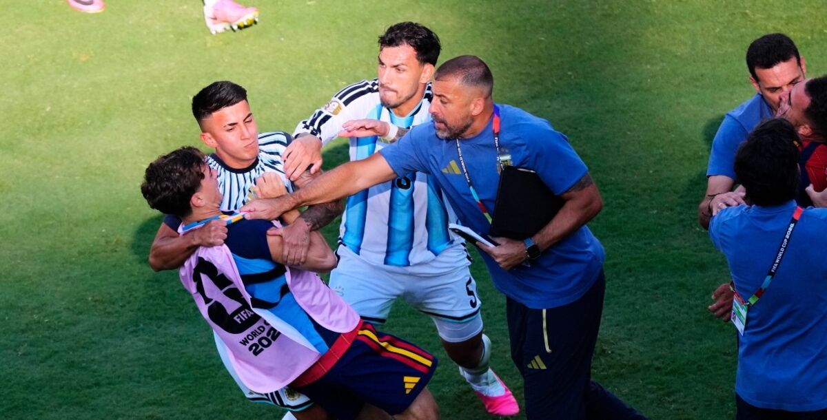 Sanción a Leandro Paredes de 10 partidos y 90 mil dólares, Nahuel Molina 7 partidos de suspensión y multa, Thiago Almada y Pablo Martín Páez Gavira un partido, Roberto Ayala tres partidos de suspensión