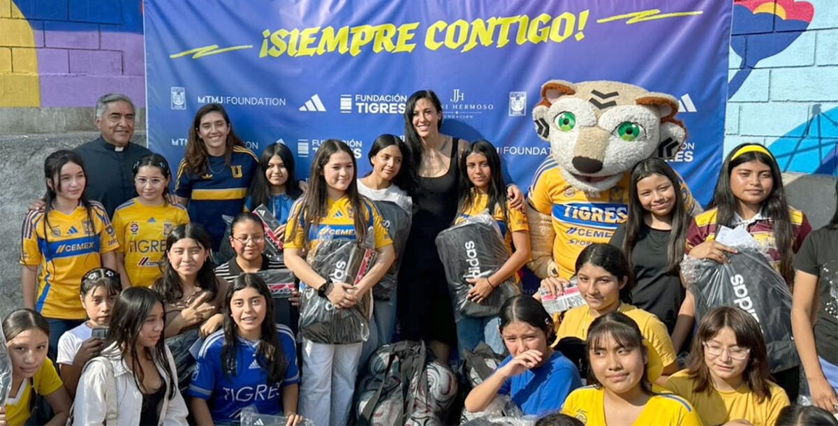 Jennifer Hermoso, Tigres Femenil, Fundación Jenni Hermoso, Casa Hogar Sagrado Corazón, balones, cancha, mochilas
