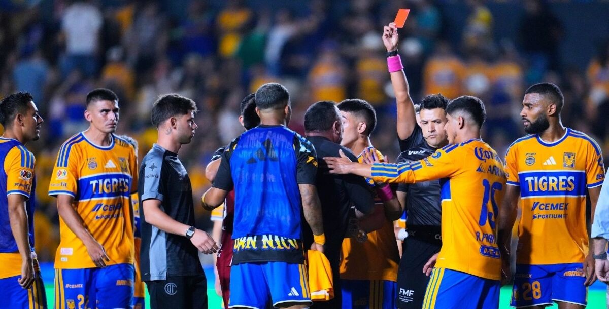 Antonio Mohamed provocó al público Estadio Universitario, Mohamed gesto tres dedos Tigres Toluca, expulsion Antonio Mohamed Toluca Tigres, Mohamed provoco al publico felino.