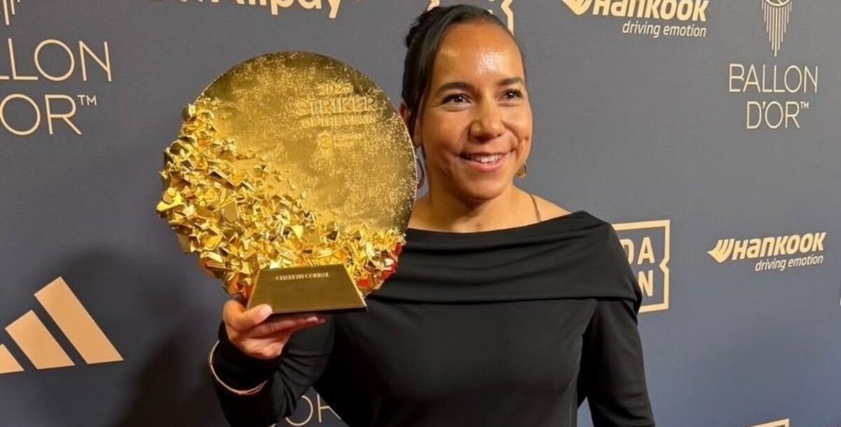 Charlyn Corral Delantera del Ano Balon de Oro, Charlyn Corral regreso a Mexico trofeo, Charlyn Corral Pachuca Tuzas galardon, Charlyn Corral Harry Kane gala