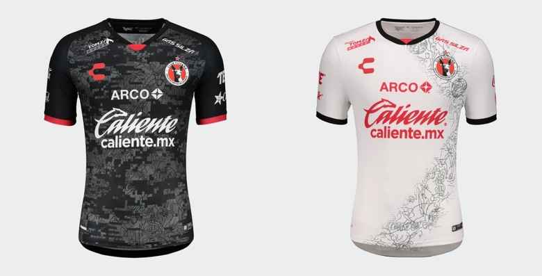 con camisa de los xolos
