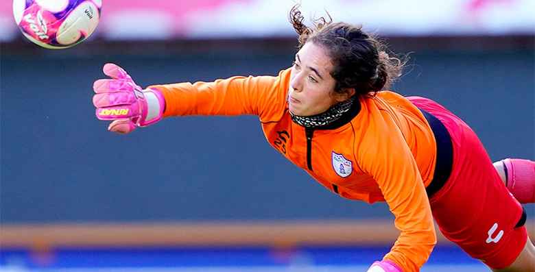 Ana Paola López, de volante a portera titular, con Pachuca ante Atlas  Femenil