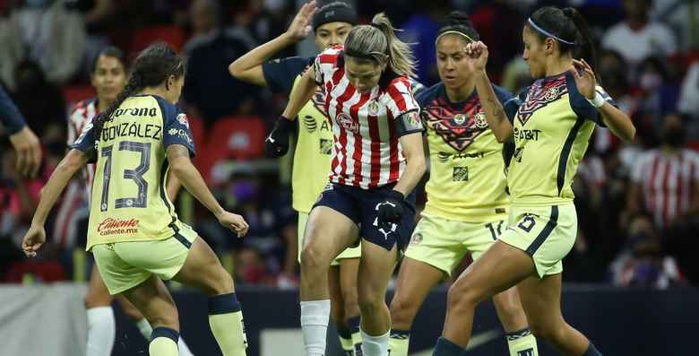 Follow LIVE the América Femenil vs.  Chivas de los Cuartos