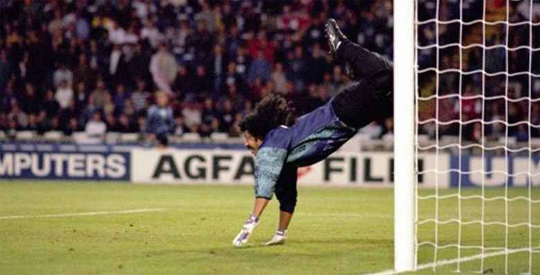 Las mejores paradas de la historia del futbol
